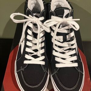 Airwalk Hayden Black and White High-Top Sneakers.   Size 6